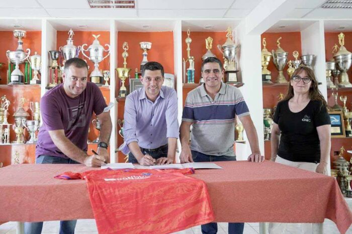 Koopmann entregó un aporte para construir un playón deportivo en el Club Patagonia