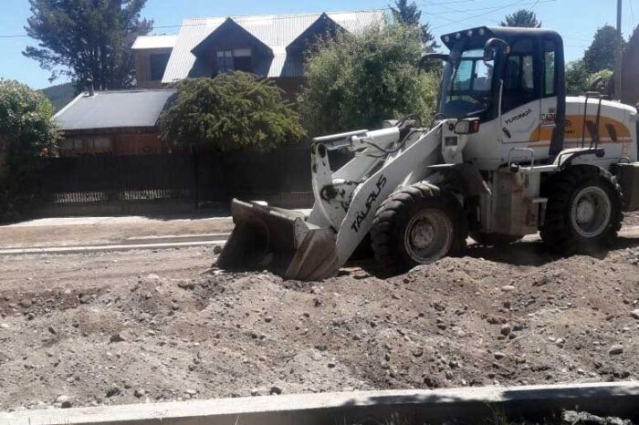 Continúan los trabajos de nivelación y colocado de adoquines en las calles de Junín de los Andes