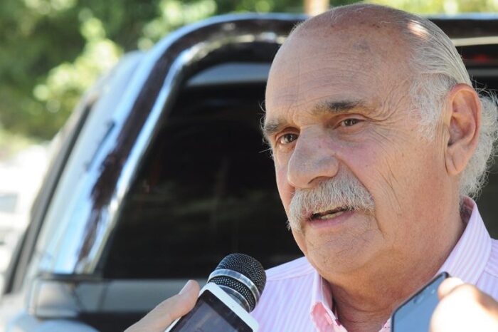 Por la sequía, distribuyen agua potable y ayudan a los animales a llegar a la veranada