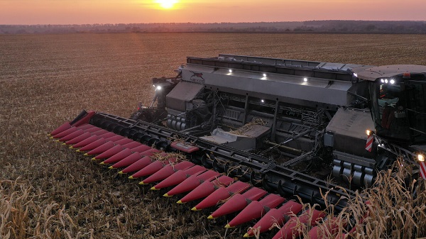 Oro en innovación: el "tractor" eléctrico de 1.100 HP que siembra, cosecha y aplica
