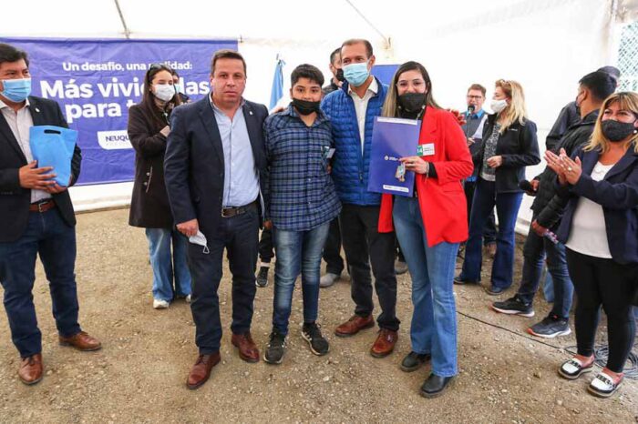 Gutiérrez entregó viviendas en Villa La Angostura