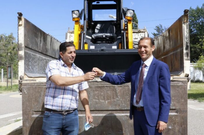 Gutiérrez entregó una minicargadora para El Cholar