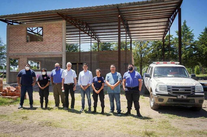 Koopmann entregó aporte para finalizar la construcción del cuartel de bomberos de San Patricio del Chañar
