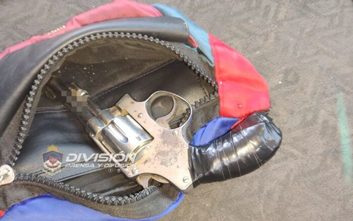 Policía demora un masculino quien portaba un arma de fuego entre sus pertenencias