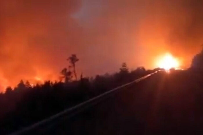 Continúa descontrolado el fuego en el lago Martín, habilitaron el transito por ruta 40 a partir de las 07:30hs.