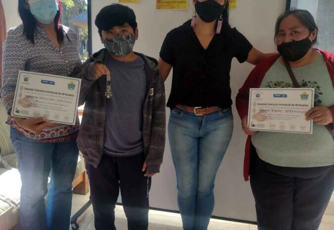 Entregan el Premio a un niño de 10 años quien participo en el 2° Concurso Provincial de Artesanos