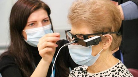Una mujer de 88 años recupera su visión tras recibir el primer implante de un chip biónico