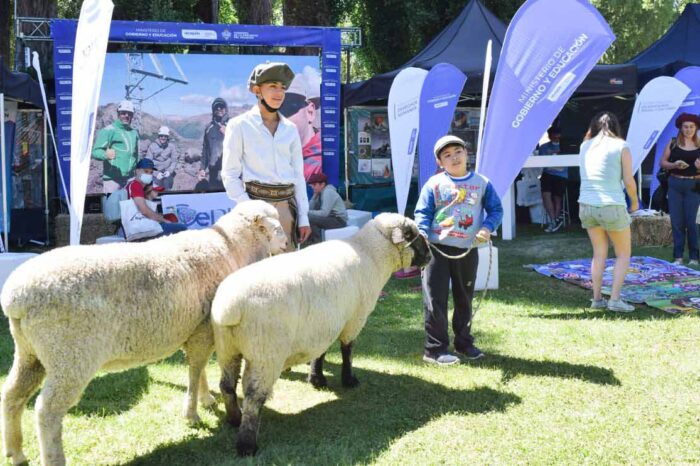 El ministerio de Gobierno y Educación presente en la Expo Rural