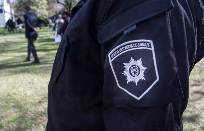 Analizan retirar de las calles a los policías que no estén vacunados