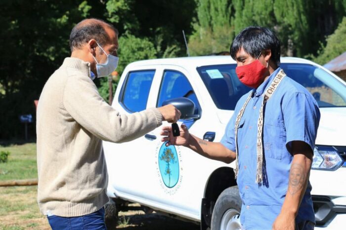 Gutiérrez entregó tres camionetas a comunidades originarias de Aluminé