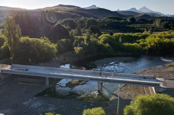 El gobernador recorrió la obra del nuevo puente sobre el río Malleo