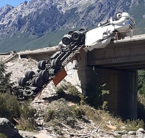 Impresionante vuelco, se despistó, terminó sobre un puente y el cause del río, solo hubo daños materiales
