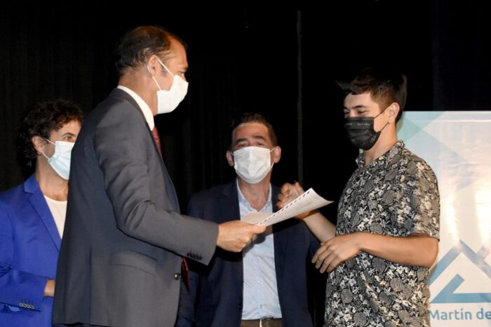 Primeros egresados de la sede de San Martín de los Andes de la Enerc