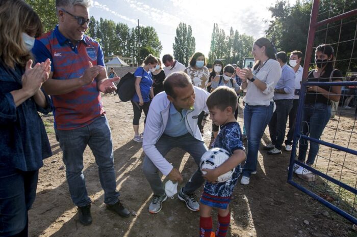 Plottier suma una cancha de fútbol de césped sintético