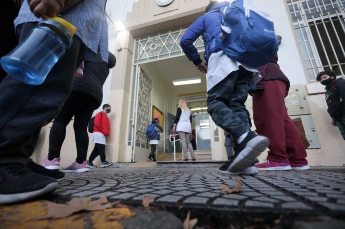 La utilización del barbijo pasa a ser optativa en los colegios porteños