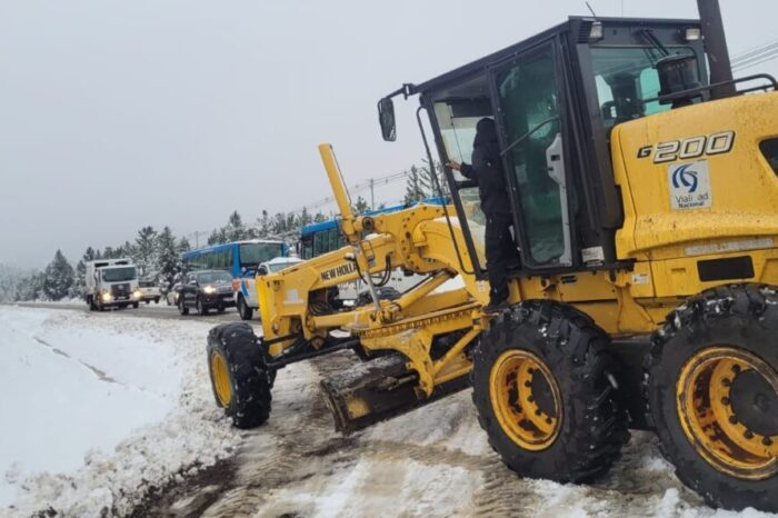 San Martín de los Andes: Con maquinaria pesada despejan la ruta Nac.40 a la altura de la Bajada Pio Proto, y en otros sectores debido a la acumulación de nieve