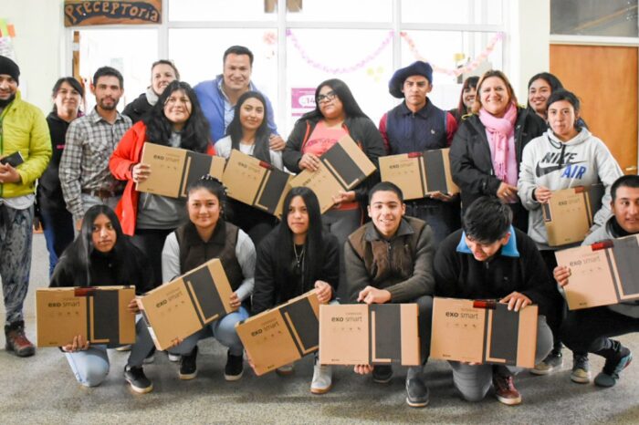 Escuelas de Las Coloradas y Costa del Malleo: importante inversión en notebooks