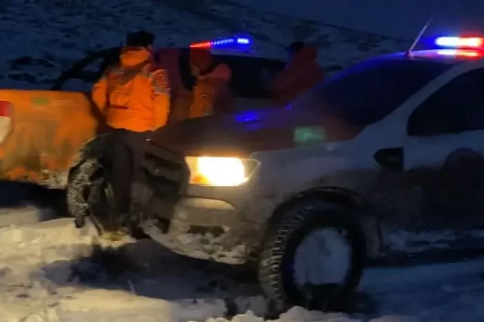 Se iniciaron trabajos de rescate por un grupo de puesteros que están aislados por la nieve en cercanías de Ñorquinco