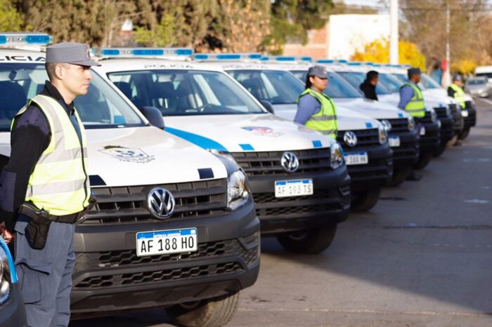 Entregan camioneta policial a Pilo Lil