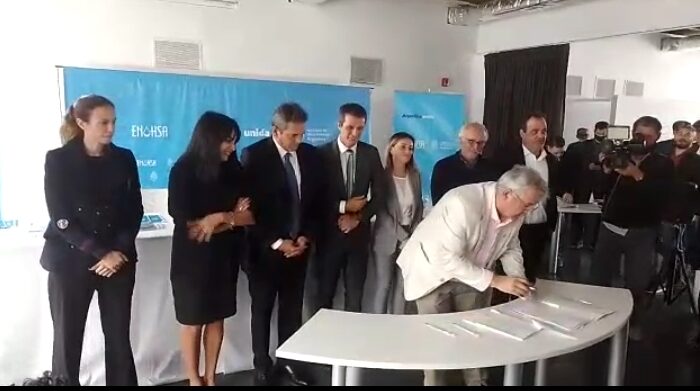 Se firmó el contrato para ejecutar una importante obra de agua potable para Junín de los Andes