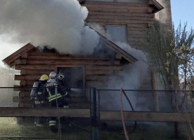 Rápido accionar de los Bomberos Voluntarios logró sofocar un incendio en una vivienda de troncos