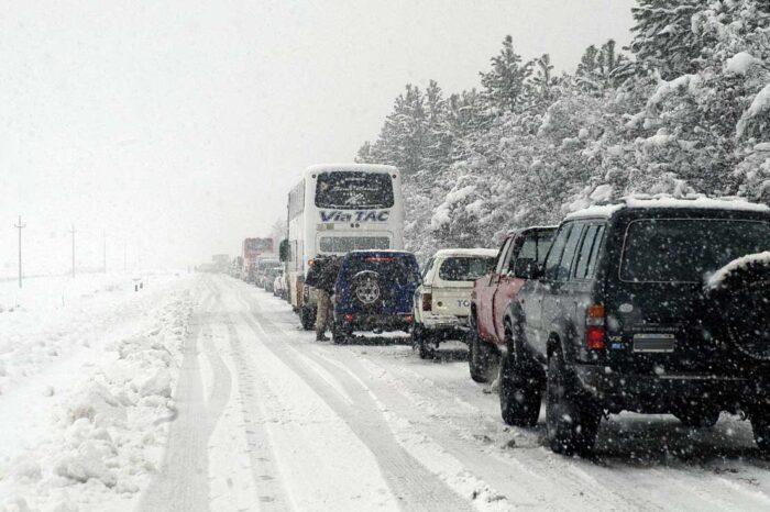 Precaución en rutas cordilleranas: por hielo y equipos operando