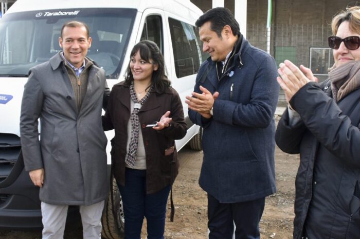 Gutiérrez entregó 10 minibuses para escuelas del interior de la provincia