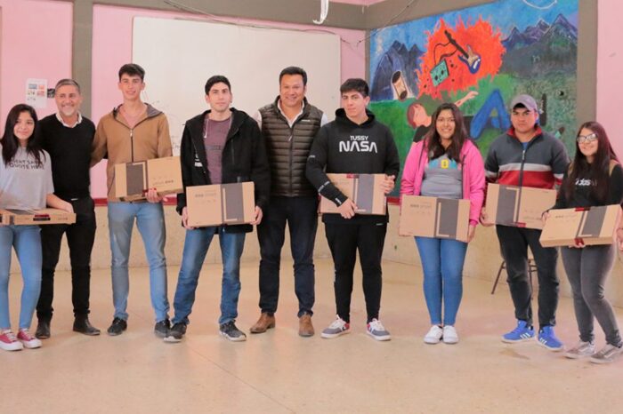 Educación entregó más de 700 notebooks