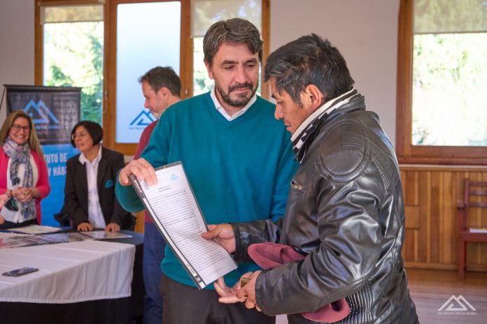 55 familias de la ladera del Curruhuinca recibieron el boleto de compraventa del terreno de su vivienda