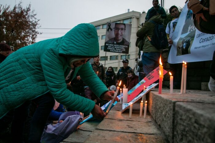 Una multitud marchó con velas hasta el Club Andino para pedir justicia por el refugiero Manuel Benítez