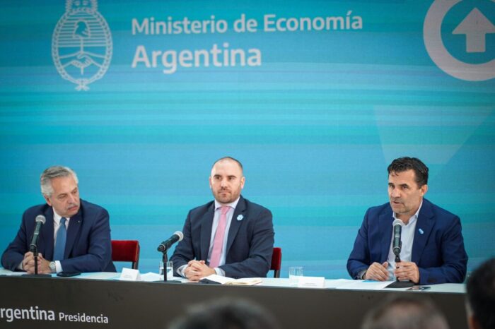 Martínez: “Se consagra la prioridad para trabajadores y empresas regionales”