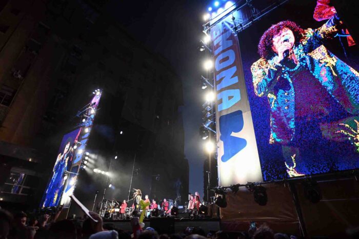 La Mona Jiménez brindó un show inolvidable para más de 125.000 personas en el corazón de la Capital Federal