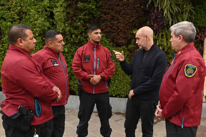 Rodríguez Larreta reconoció a tres policías que lideraron un operativo de rescate en San Telmo