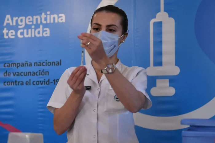 Un fiscal denunció que 1200 personas se vacunaron de manera irregular contra el COVID-19