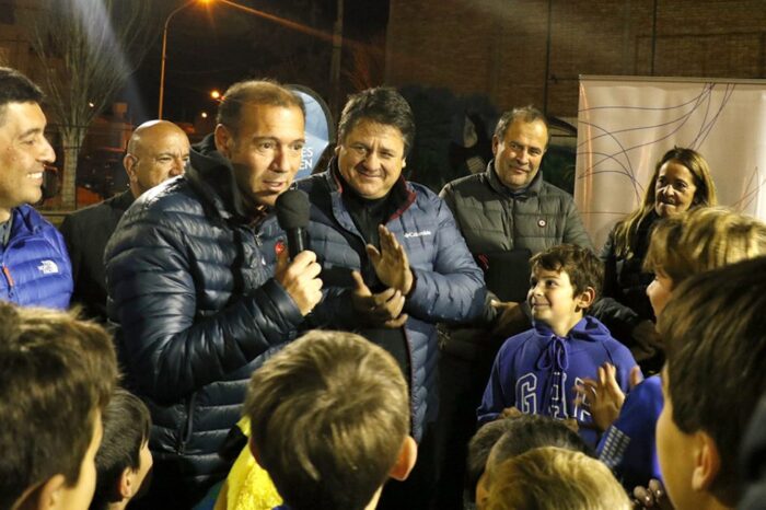 Gutiérrez inauguró la iluminación de la cancha de futbol del barrio Rincón de Emilio