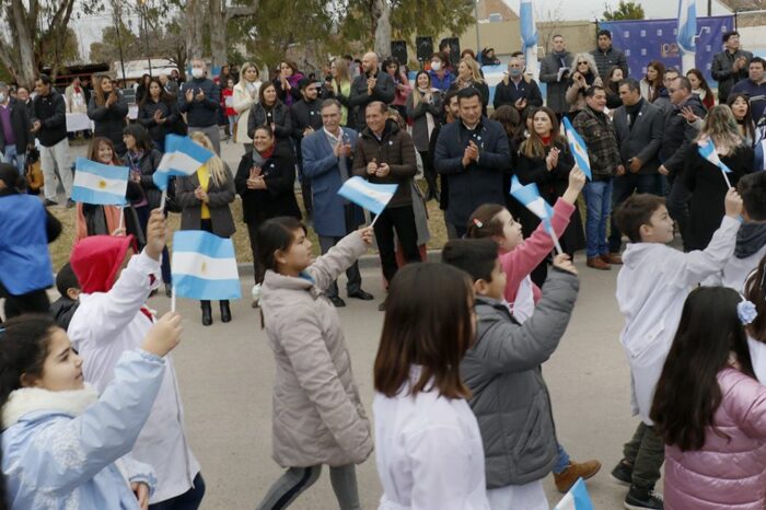 Más de 600 niños y niñas de Centenario prometieron lealtad a la bandera