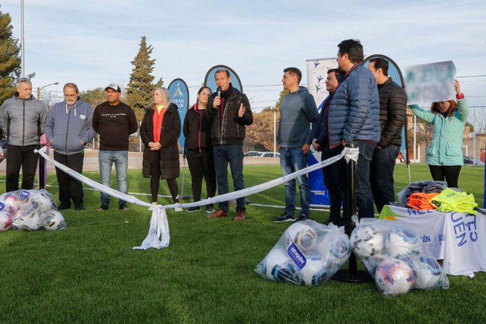 El gobernador inauguró la cancha de césped sintético en barrio Melipal