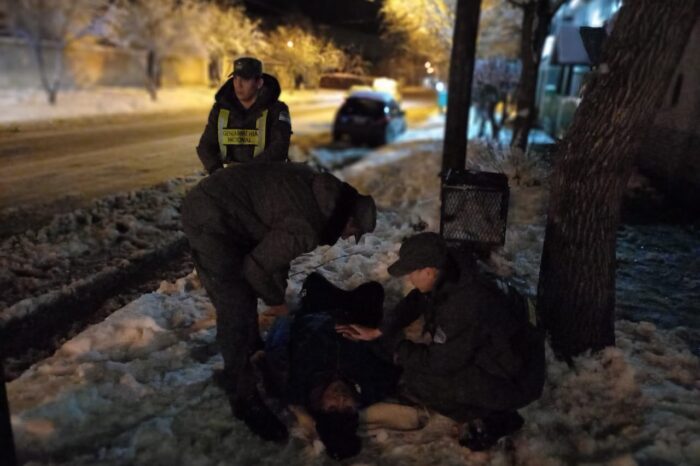 Personal de Gendarmería acudió en ayuda de un hombre tirado en la nieve, no tenía calzado y con principio de hipotermia
