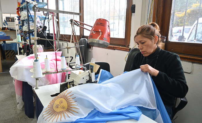 Cómo se confeccionan las banderas argentinas en el taller con mayor tradición del país