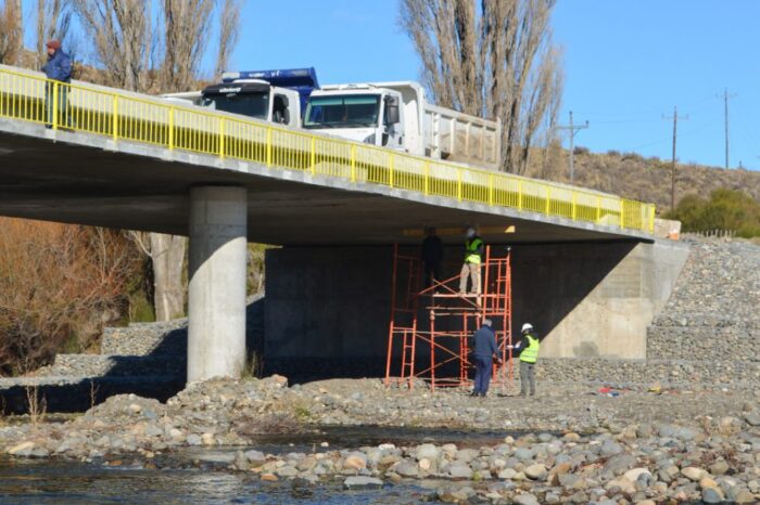 Realizaron la prueba de cargas del puente sobre río Malleo para su pronta habilitación