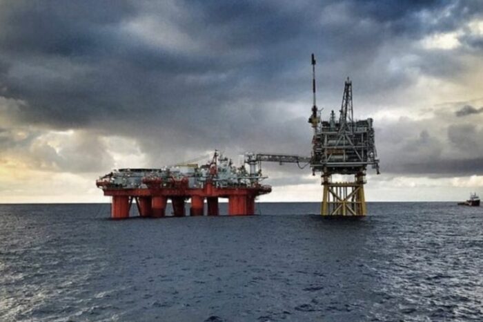 El precio del petróleo se derrumbó por debajo de los 100 dólares por temor a una recesión