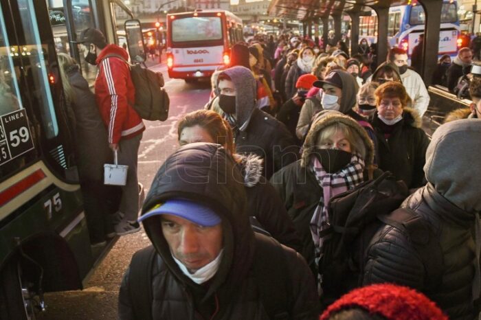 A partir del lunes aumentan un 40% los boletos de colectivos y trenes