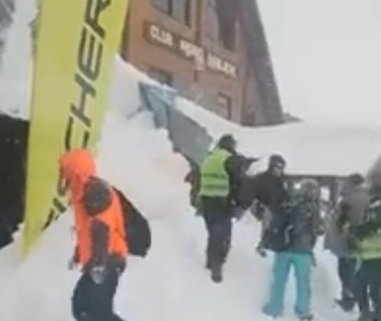 Susto en Catedral: Un nene quedó atrapado bajo una enorme cantidad de nieve que cayó de un techo