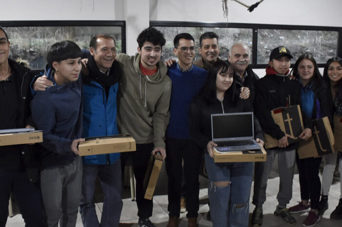 Gutiérrez entregó 127 computadoras a estudiantes secundarios de Aluminé