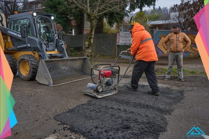 Aplican nuevo material de bacheo para remediar la Avenida Koessler