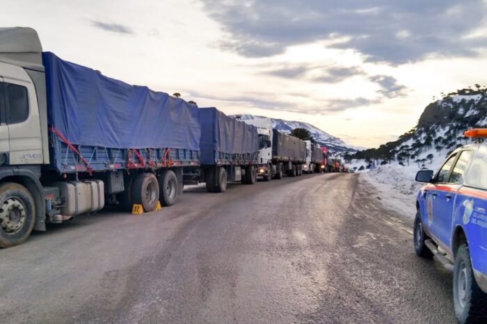 Continúan las tareas de asistencia para camioneros varados en Las Lajas