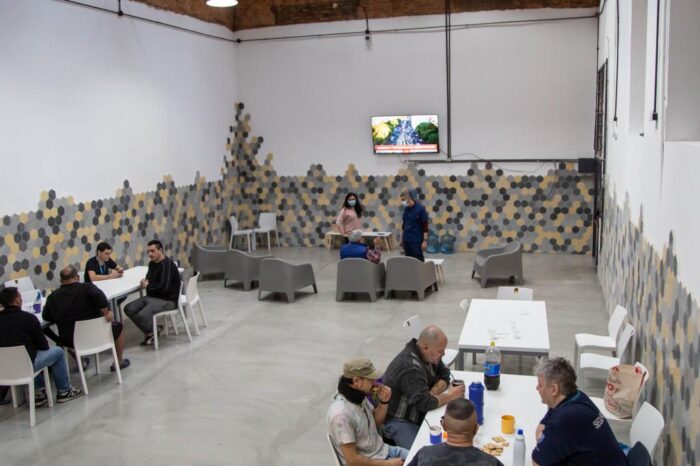Cómo funciona uno de los remodelados hogares que recibe a las personas en situación de calle