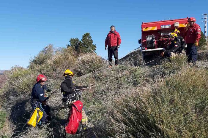 Bomberos Voluntarios de Junín de los Andes, capacitan a bomberos de Curarrehue, Chile