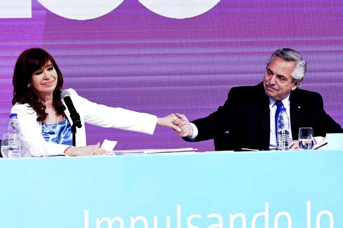Alberto Fernández condenó “la persecución judicial y mediática” contra Cristina Kirchner, tras el pedido de condena del fiscal Luciani