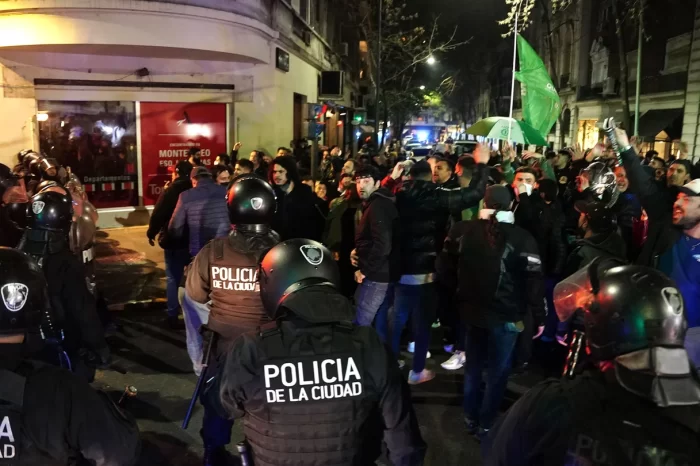 Tensión en la casa de Cristina Kirchner: la Policía intervino para dispersar a militantes a favor y en contra del Gobierno